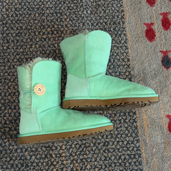 UGG women’s Bailey button boot in aqua shearling Size 7 brand new condition - Picture 2 of 8